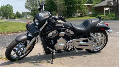 Harley Davidson night rod 2006 seulement 26.000km moto toujours super bien entretenu plusieurs pièce...