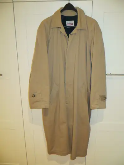 Manteau d’hiver doublé pour hommes. Marque Sisley – Fait en Italie. Grandeur Medium. Avec boutons re...