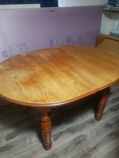 Table de cuisine en érable massive, elle a besoin d'un petit refresh de sablage. Nous vous l'offrons...