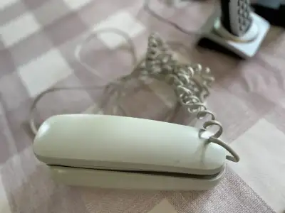 Téléphone de table blanc crème Idéal pour la chambre à coucher Très propre Rallonge disponible à 1$...