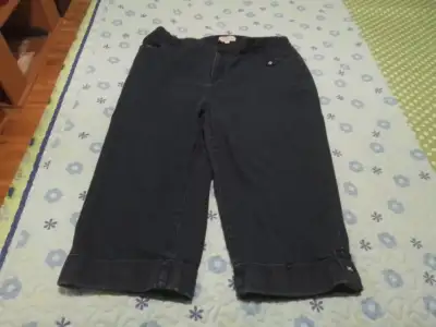 Jean  pour dame   capri avec zipper grandeur 16 ans, View more
