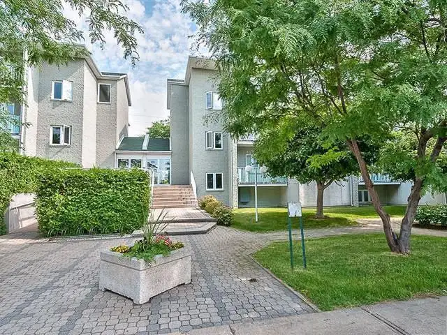 Grand condo unique de 700 pi/carré