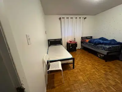 Room available (preferably Girl) sharing with other English,Hindi,Punjabi speaking Girls) - very clo...