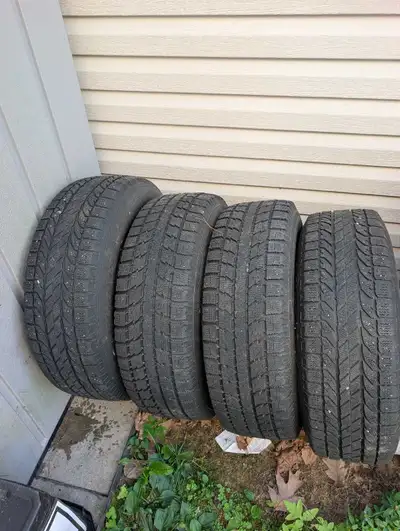Set of 4 BFGoodrich Winter Tires on Steel Rims – 225/70R16 – Honda CR-V Selling a complete set of 4...