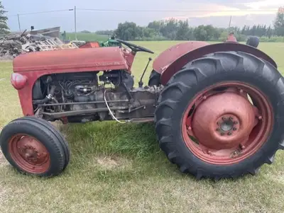 Massey Ferguson 30, new battery. Parts for sale