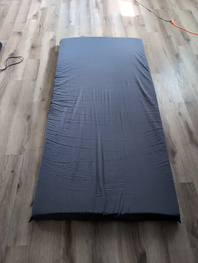 Lit/topper 100% latex - twin XL - 4 pouce épaisseur in Beds & Mattresses in Drummondville - Image 2