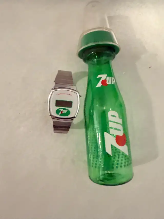 A vintage collection of 7up  in Arts & Collectibles in Petawawa - Image 4