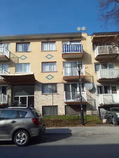 3 min walk to metro Fabre 3rd floor of small apartment building Located on a quiet residential stree...