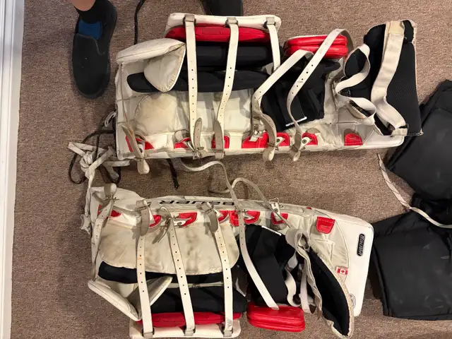 Bauer Goalie Equipment in Hockey in Markham / York Region - Image 7
