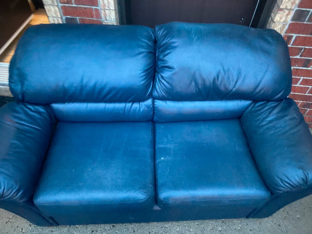 Sofa lether futon…w dans Sofas et futons  à Ville de Montréal - Image 2