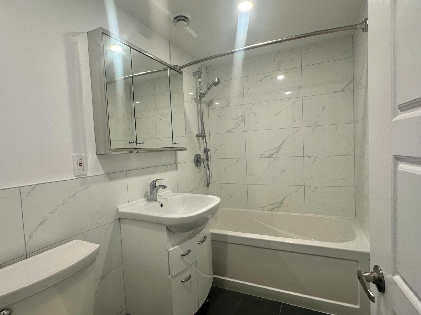 NEWLY RENOVATED APARTMENT — photo 1