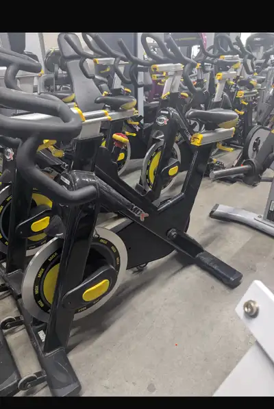 ‍♂️ Vélos de spinning MGX – Modèle professionnel ‍♀️ Solide, fluide et prêt à rouler ! Ces vélos MGX...