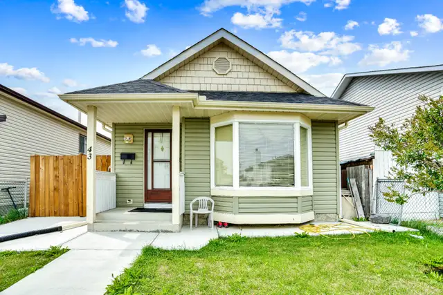 Falcoridge 5 bedrooms 2 kitchens$490000In front of 2 schools