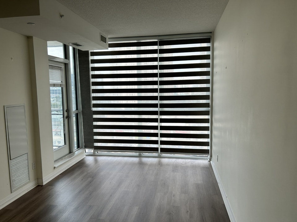 Large 1BR+Den @ Crystal Towers, Close to Sq1 5