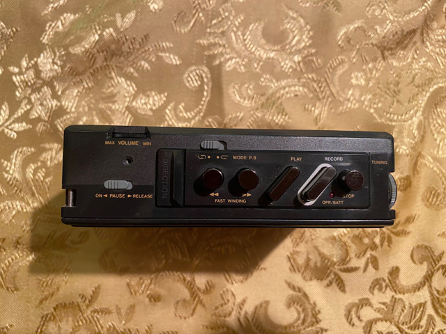 Sanyo stereo radio cassette vintage dans Art et objets de collection  à Laval/Rive Nord - Image 2