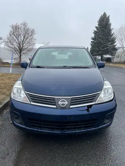 Nissan Versa manuelle 192 000 km à vendre. Bonne petite auto économique, parfaite comme véhicule de...