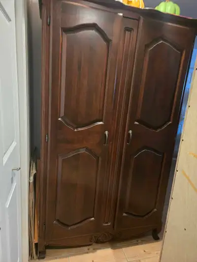 Belle armoire en bois merisier 42 po x72 haut, View more