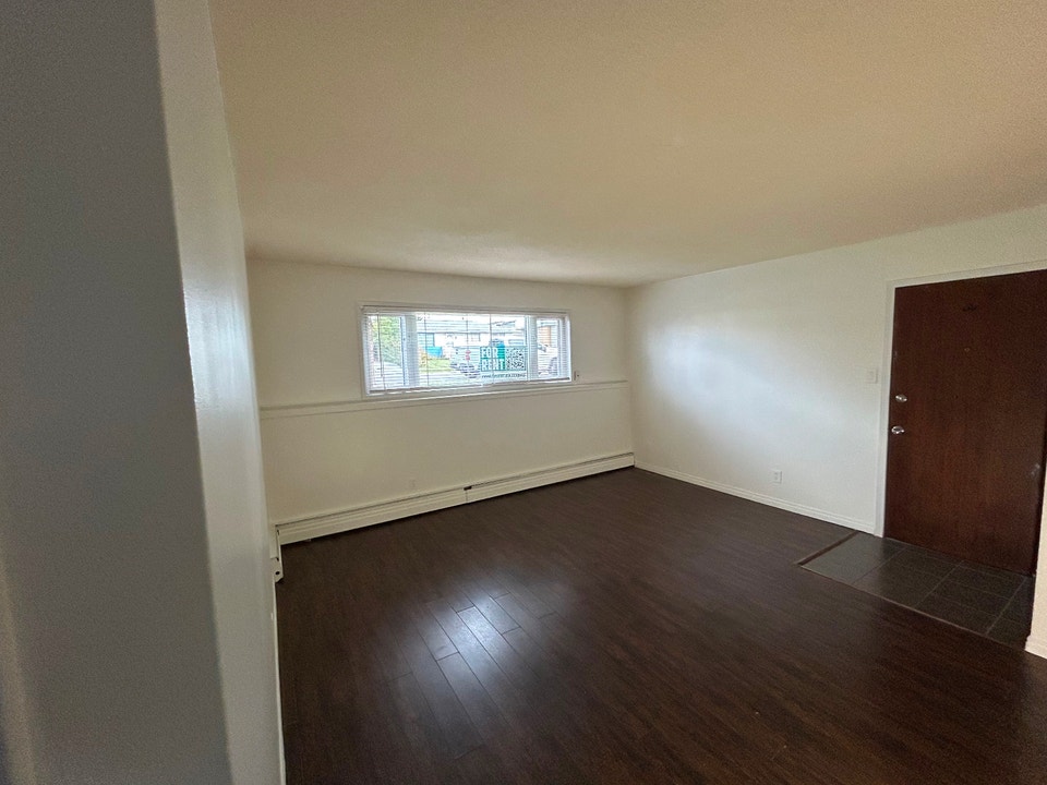 Large bright 2 bedroom in 4plex 5