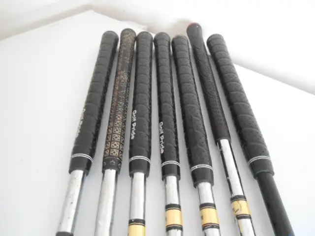 SET OF MEN'S RIGHT HANDED GOLF CLUBS WITH GOLF BAG in Golf in Sudbury - Image 6