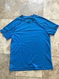 Men's dry-fit top sportswear (size: between M to L)