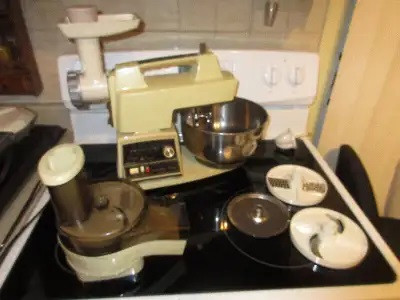 ((((BARGAIN)))) Oster Vintage Food Processor hachoir et malaxeur dans Robots culinaires et mélangeurs  à Laval/Rive Nord - Image 2