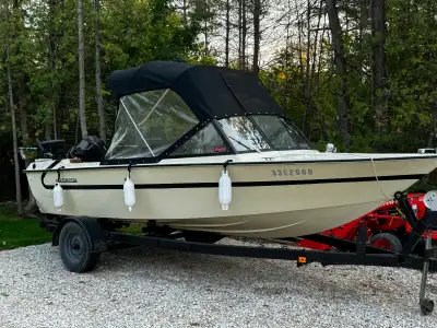 Great fishing boat, 2 batteries (3 years old) one is deep cycle. 2 -25 litre gas tanks, Noco Genius...