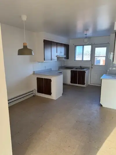 Grand 4 ½ situé au 3e étage d’un immeuble de 7 logements. Disponible dès avril. Récemment rénové et...