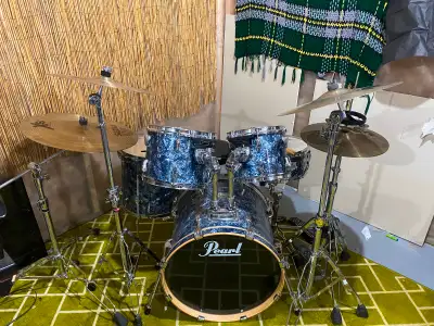 Full set of Pearl EXR export drums. Includes full kit, bass drum, two mounted toms, floor tom, snare...