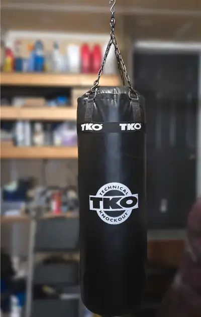 Good condition. 75lbs. Pro grade punching bag with 22oz leather wrap. Mount to ceiling. Also has flo...