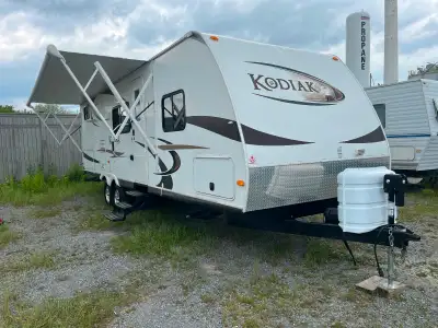 2012 KODIAK BY DUTCHMEN MODEL 284BHSL. Length 31.83 ft. Width 8 ft. Height 10.67 ft. Dry Weight 5,70...
