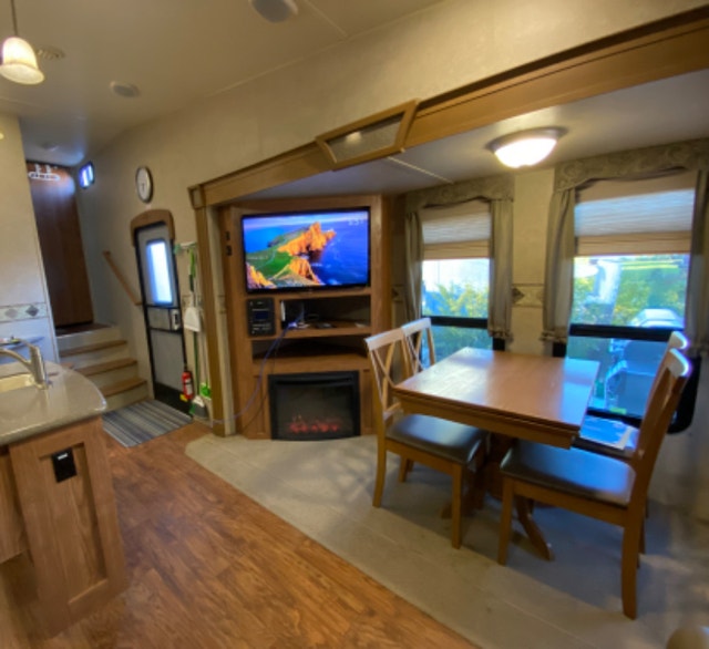 2014 Rockwood Signature Ultra Lite 28’ fifth wheel camper Travel