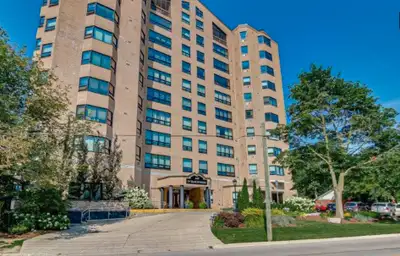 Corner Unit Downtown 2 beds + 1 large den + 2 parking + storage