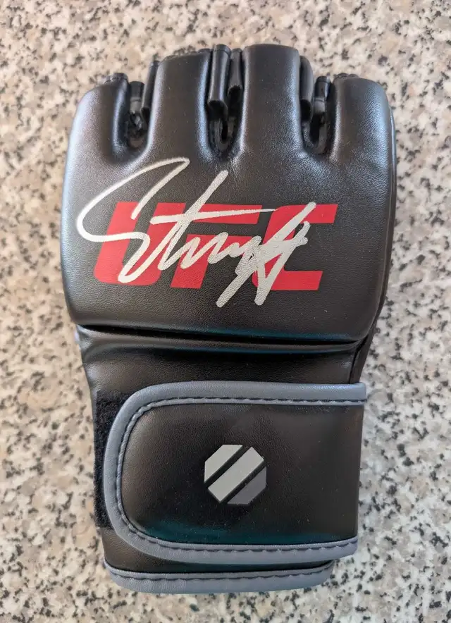 Israel Adesanya Signed Autograph MMA UFC Glove Beckett  in Arts & Collectibles in Barrie - Image 2
