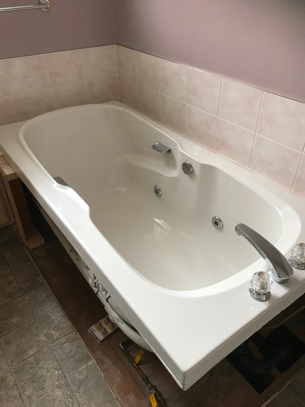 Soaker jet tub - delivery available in Plumbing, Sinks, Toilets & Showers in Vernon