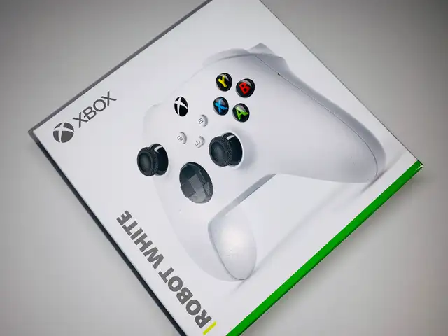XBOX SERIES X-MANETTE/CONTROLLER ROBOT WHITE (NEUF/NEW) (C002) in Xbox Series X & S in City of Montréal - Image 2