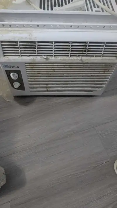 Restez au frais avec ce climatiseur de fenêtre compact For Living, une solution efficace pour mainte...