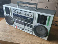 Hitachi TRK-9100HC Cassette Tape Tuner Boom Box Radio 1983