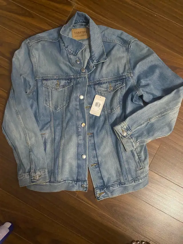 Levi's Signature Trucker Jacket in Men's in Markham / York Region - Image 4