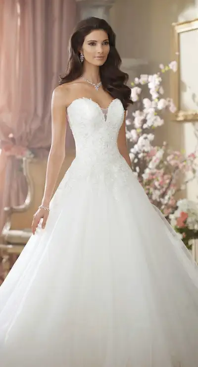 Brand new, never worn David Tutera wedding dress. Size 10, Ivory. Never altered, excellent condition...