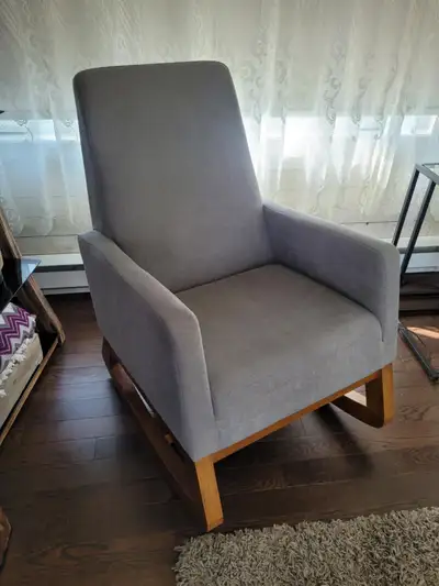 Chaise berçante en tissu gris , de la boutique Structube excellente condition , super beau look