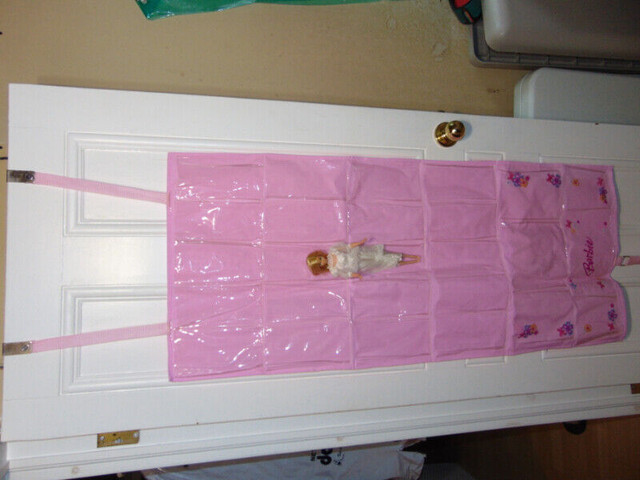 Rangement de porte rose pour poupées Barbie dans Jouets et jeux  à Longueuil/Rive Sud - Image 2