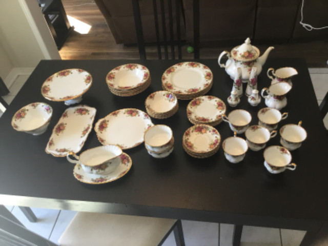 Royal Albert Old Country Roses, 6 place settings, 51 pieces in Kitchen & Dining Wares in Oakville / Halton Region