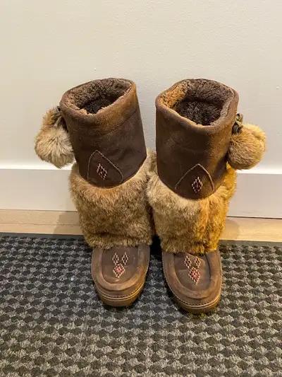 MANITOBAH MUKLUKS - Women's Size 7 Very Gently worn and in excellent shape.