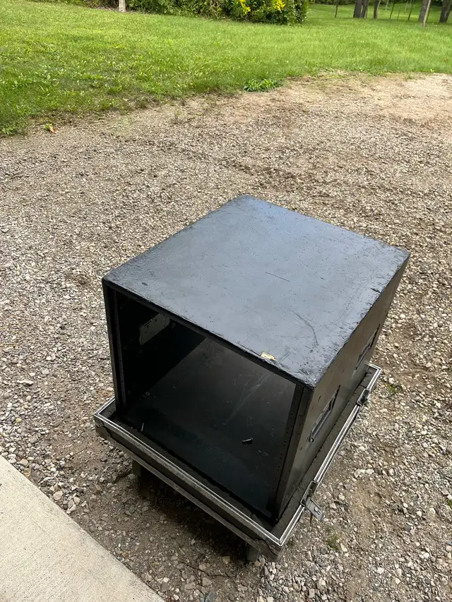AR-14 Amp rack 11 space 18” H. in a foam case in Pro Audio & Recording Equipment in London - Image 4