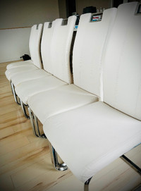 6 chaises blanches
