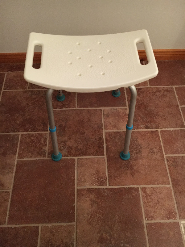 Chaise ou siège pour douche ou bain dans Santé et besoins spéciaux  à Saint-Hyacinthe - Image 2