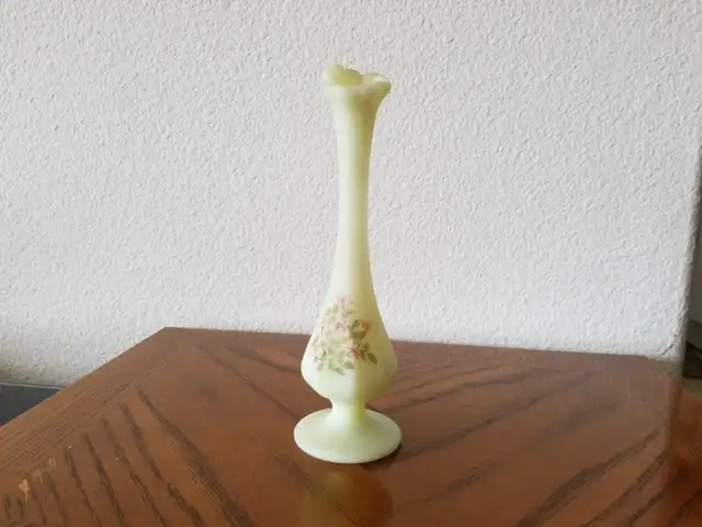 WANTED: Fenton Bud Vase in Arts & Collectibles in Winnipeg - Image 2