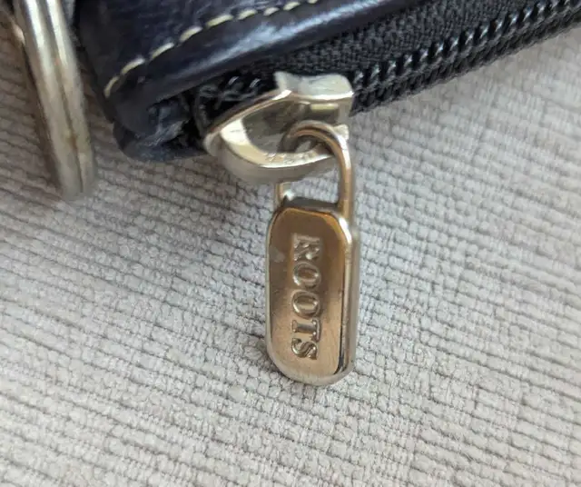 Roots Leather Olympic USA 2002 Pouch  in Women's - Bags & Wallets in City of Toronto - Image 4