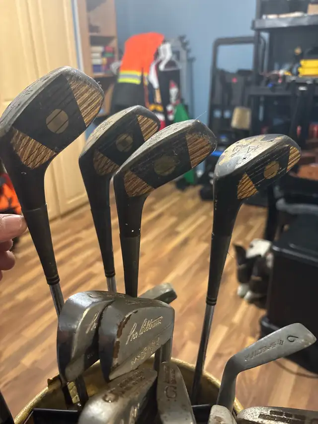 vintage golf clubs and bag in Golf in London - Image 4