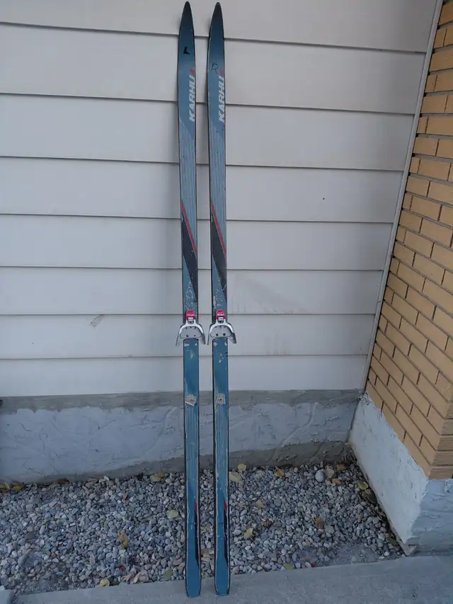 A set of Cross country Skis, length are 202 cm.